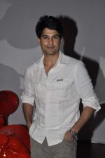 Rajeev Khandelwal at the Silent Noise by Saini S Johray in Viewing Room, Colaba, Mumbai on 7th Oct 2011 (19).JPG
